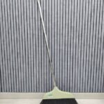 مكنسة يدوية بعصا طويلة